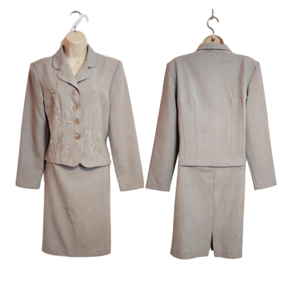 Vintage 90s Spago Floral Embroidery Button Front Blazer Straight Skirt Suit Grey